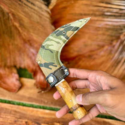 damascus steel hand-forged karambit knife natural pamor pattern forging marks close up